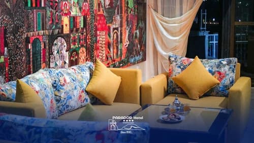 Hotel Parador, Reception