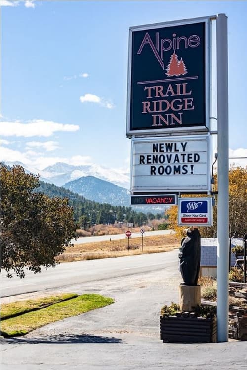 Alpine Trail Ridge Inn, Property entrance