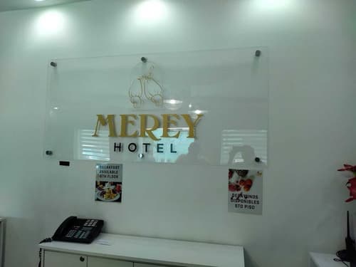 Hotel Merey, Reception