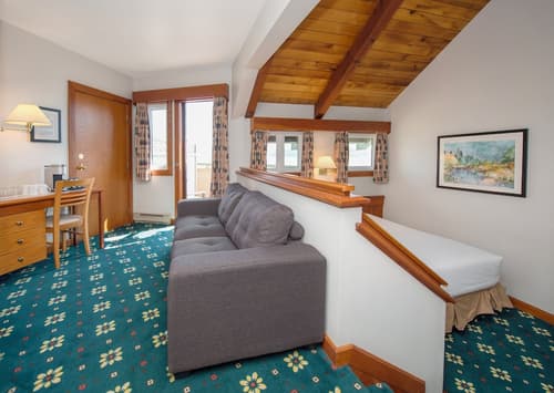 Painter's Lodge, Room