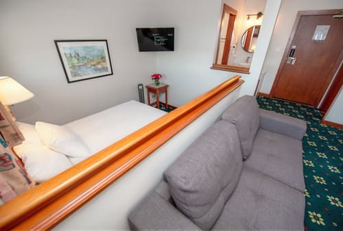 Painter's Lodge, Room