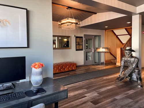 Edgewater Hotel, Lobby