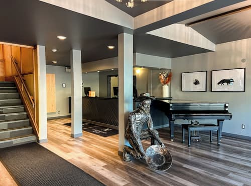 Edgewater Hotel, Lobby