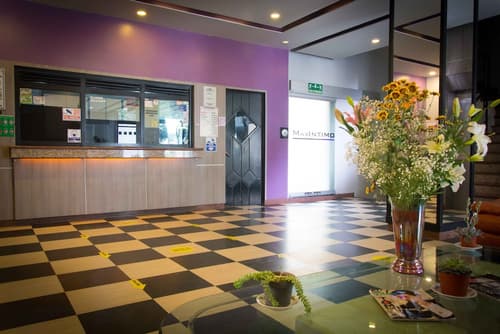 Hotel Max, Reception