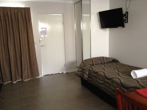 Main Street Motel, Room