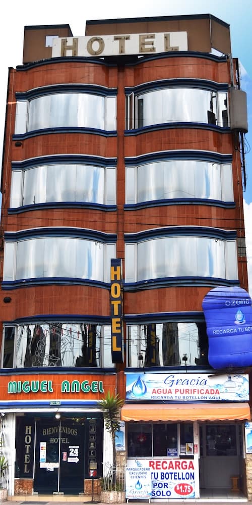 Hotel Miguel Angel Terminal Quitumbe, Front of property