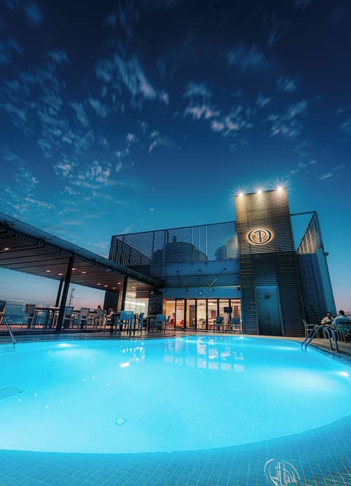 The Peninsula Chittagong, Swim-up bar