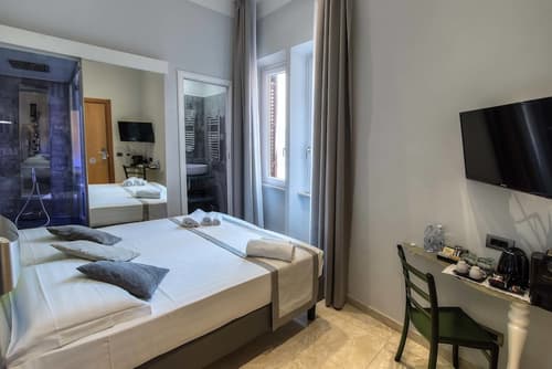 Pantheon Caesar Relais, Primary image