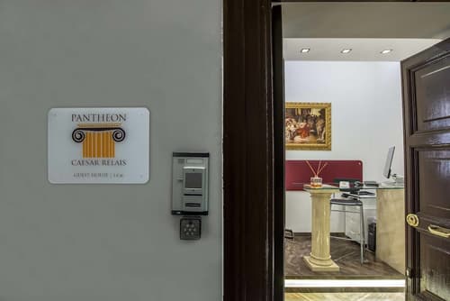 Pantheon Caesar Relais, Reception