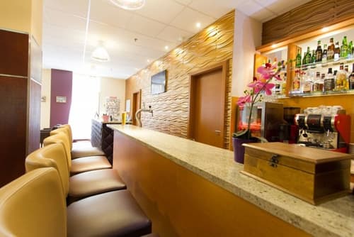 Six Inn Hotel, Reception