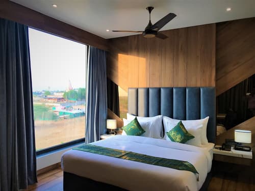 Sterling Pushkar, Room