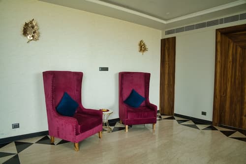 Sterling Pushkar, Lobby sitting area