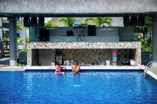 Ocean’s Creek Beach Hotel Mauritius, Swim-up bar