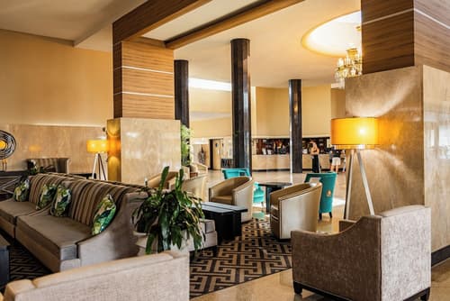 Sherry Frontenac Oceanfront Hotel, Lobby sitting area