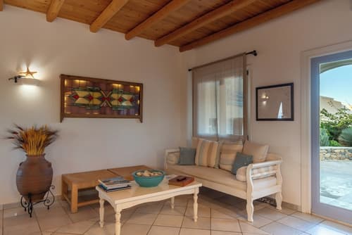 Aeolos Hotel, Reception