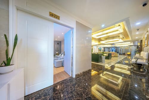 ST Hotel Wattay Airport, Reception