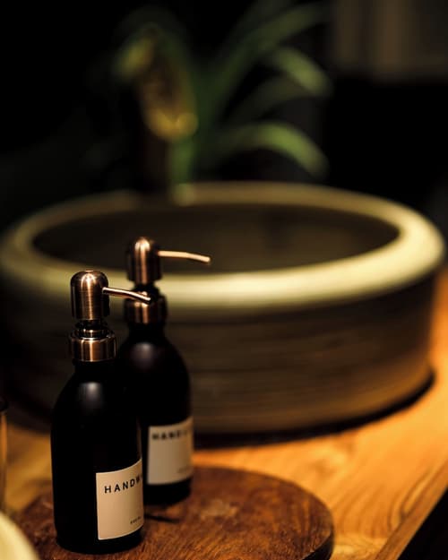 Sambora Kinigi, Bathroom