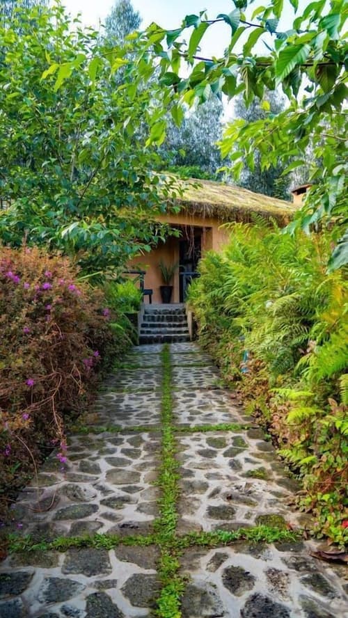 Sambora Kinigi, Room