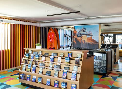 Americana Motor Hotel, Lobby