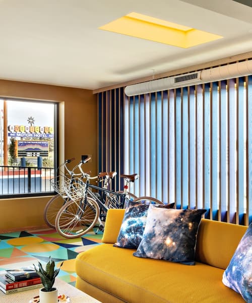 Americana Motor Hotel, Lobby sitting area