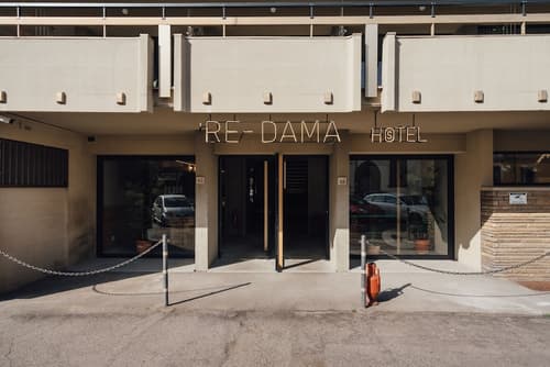 'Re-Dama Hostel, Property entrance
