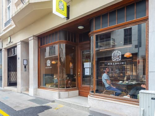 Kazakiwi, Front of property