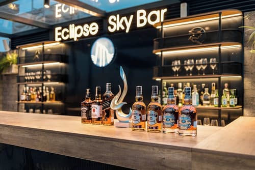 Mangata Beachfront Hotel, Swim-up bar