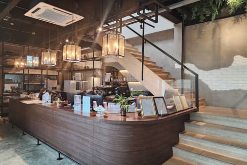 J Place Hotel, Reception