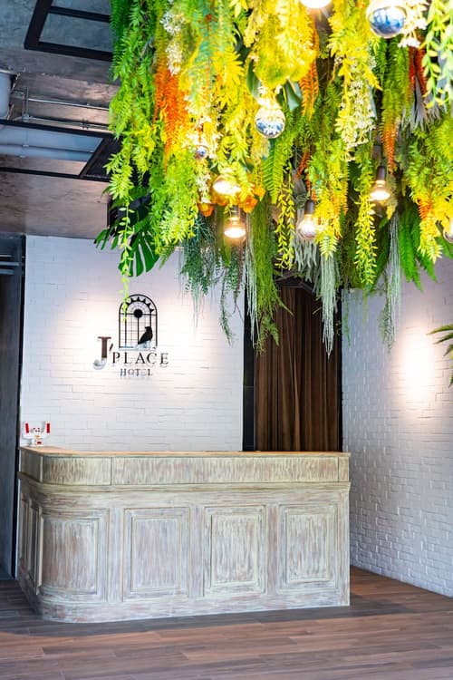 J Place Hotel, Interior entrance