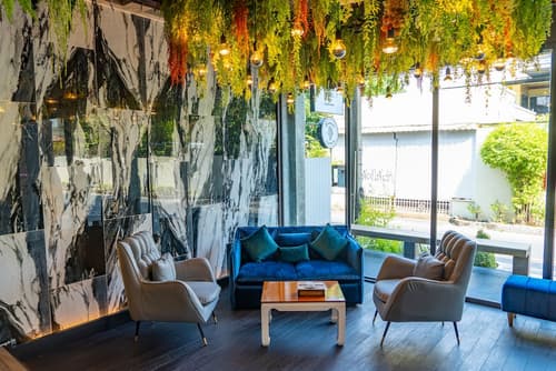 J Place Hotel, Interior entrance