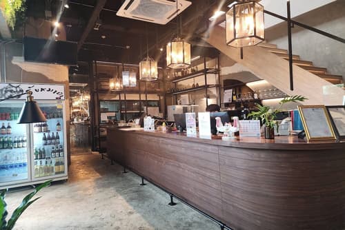 J Place Hotel, Reception