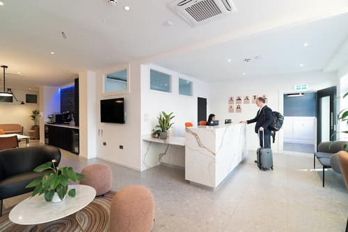 PREMIER SUITES Edinburgh Fountain Court, Reception