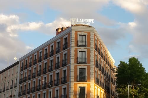 Latroupe Prado, Exterior