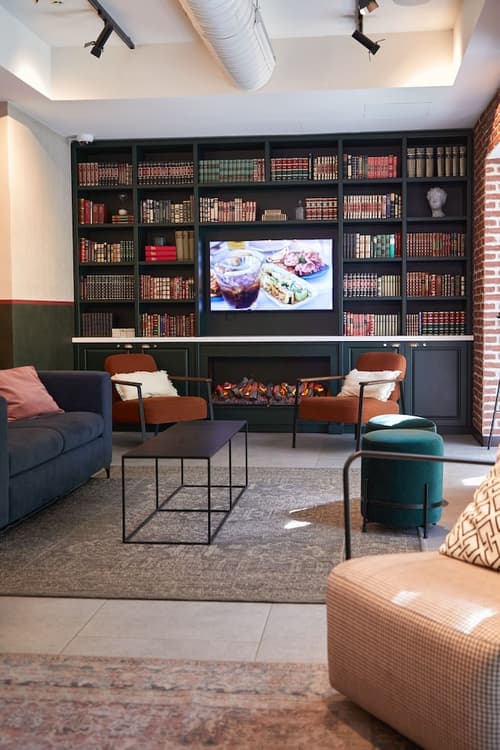 Latroupe Prado, Primary image