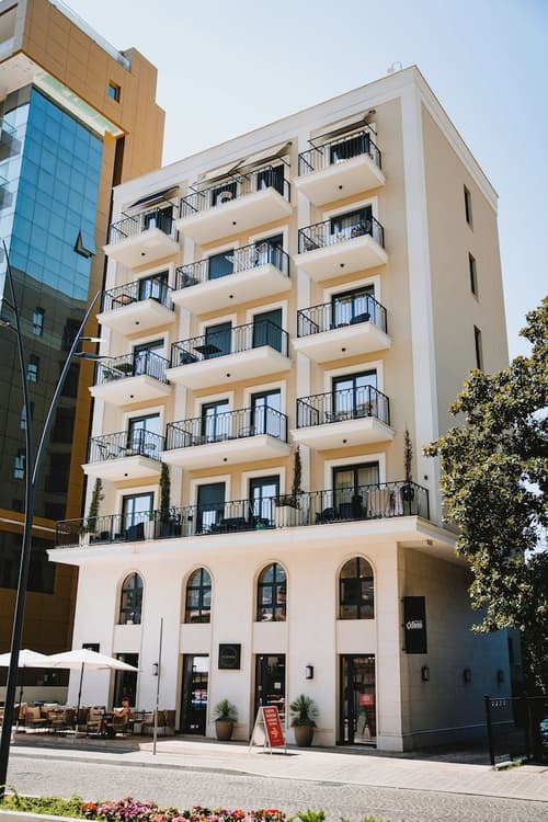 Allure, Primary image