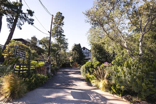 Old Monterey Inn, Front of property