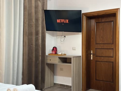 Te Gjyshi (at Grandfather), Room