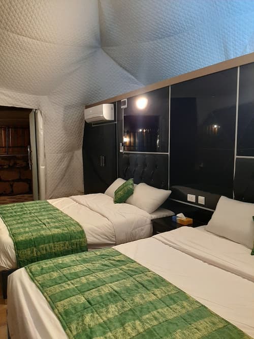 The Rock Camp Petra, Room