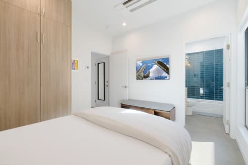 4Square Complex, Room