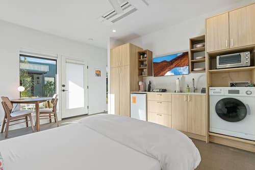 4Square Complex, Room