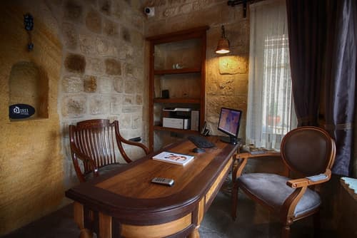 1811 Cave Hotel, Reception