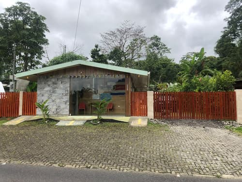 Le Petit Hotel, Front of property