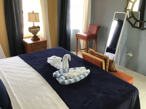 A taste of Jamaica Lavern place, Room