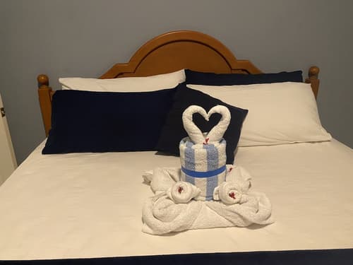 A taste of Jamaica Lavern place, Room