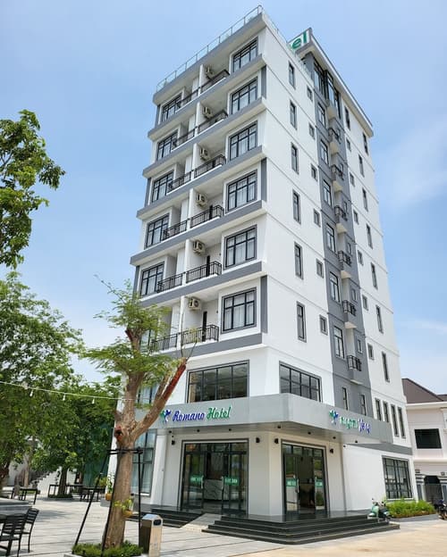 Romano Hotel, Front of property