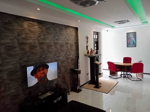 Airport Faith Hotel, Reception