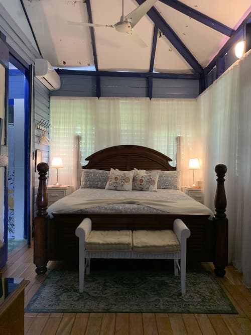 Campito Loving, Room