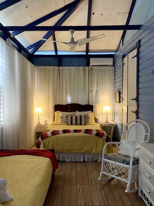 Campito Loving, Room