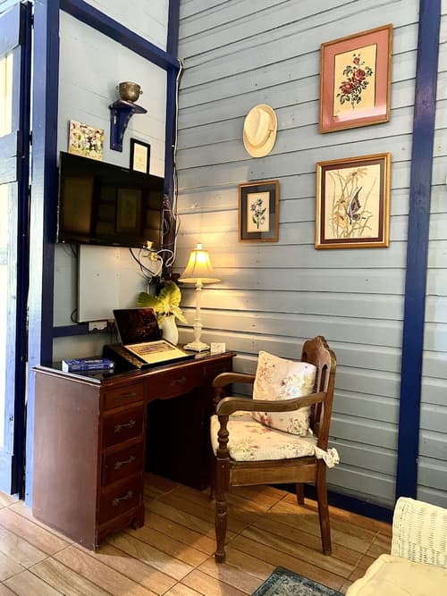 Campito Loving, Room