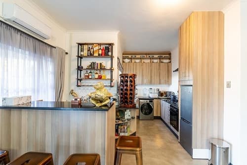 Liam Victoria Falls, Living area